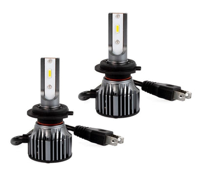 Zilverkleurige LED-autohalogeenlampen met zwarte koelringen en gele chip, voorzien van stekkerkabels. Geschikt voor verlichting van auto’s en motorfietsen.