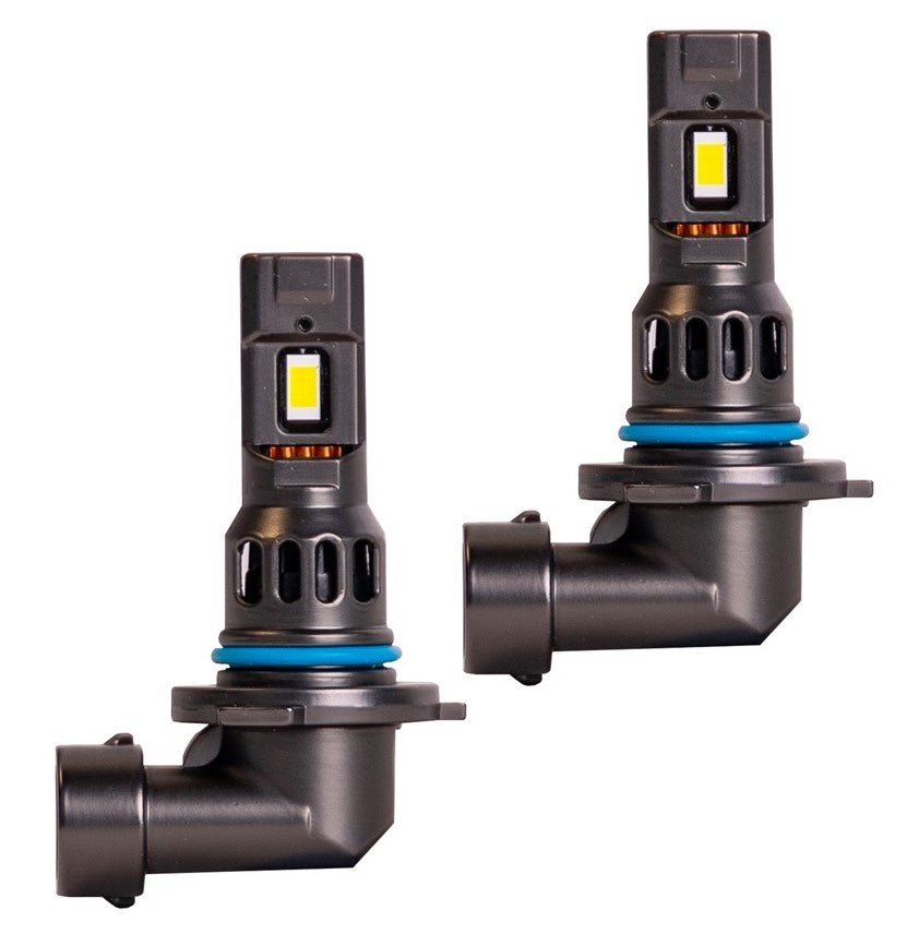 Zwart LED-koplampen met blauwe rubberen ringen en zichtbare gele chips, geschikt voor auto’s. Geoptimaliseerd voor helder zicht bij nachtrijden en verlichting.
