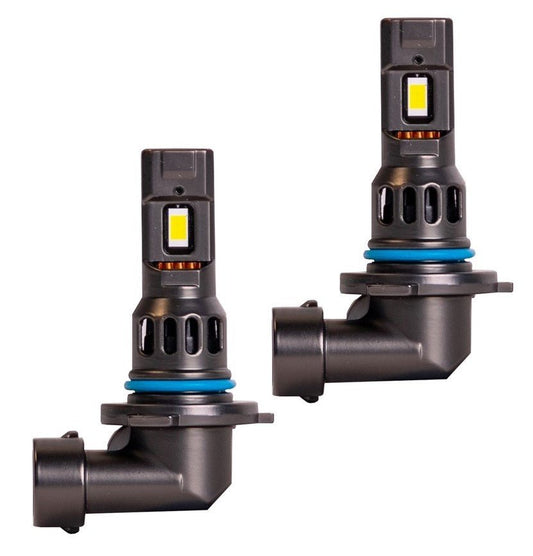 Zwart LED-koplampen met blauwe rubberen ringen en zichtbare gele chips, geschikt voor auto’s. Geoptimaliseerd voor helder zicht bij nachtrijden en verlichting.