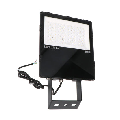 Zwarte 100W LED buitenverlichting met 'LED's light Pro' merknaam, voorzien van een kabel en montagebeugel, geschikt voor verlichting van tuinen, terrassen en industriële ruimtes.