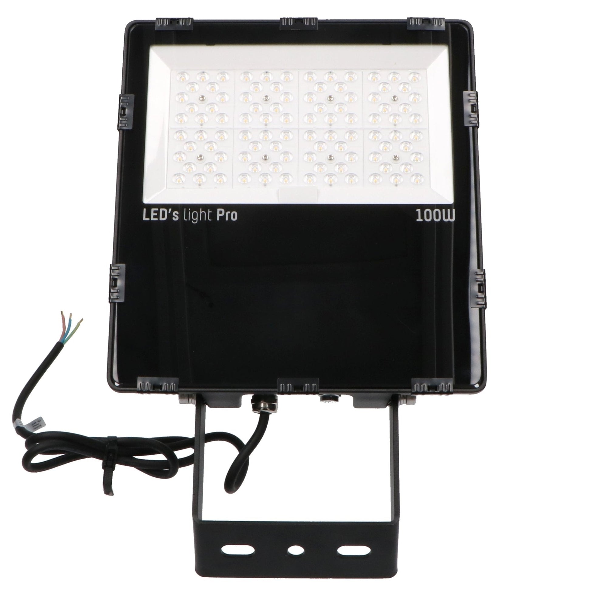 Zwarte 100W LED buitenverlichting met 'LED's light Pro' merknaam, voorzien van een kabel en montagebeugel, geschikt voor verlichting van tuinen, terrassen of industriële ruimtes.