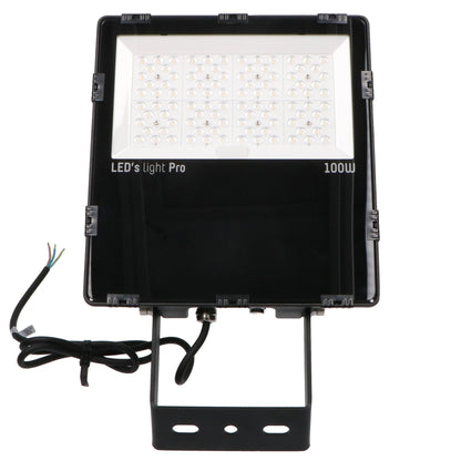 Zwarte 100W LED buitenverlichting met 'LED's light Pro' merknaam, voorzien van een kabel en montagebeugel, geschikt voor verlichting van tuinen, terrassen of industriële ruimtes.