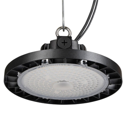 Warm licht in houten lade met handdoeken