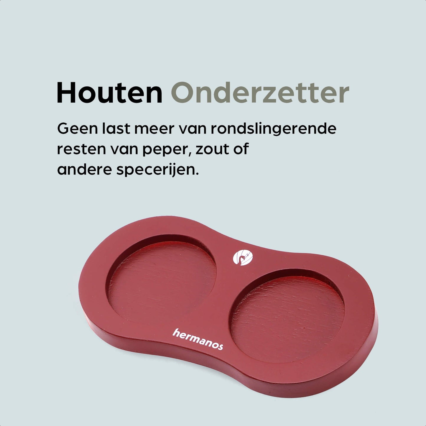 Rode houten peper- en zoutmolen van Hermanos, met glanzende lak en goudkleurige doppen, geplaatst op een maroon standaard met extra doppen voor keukengebruik.