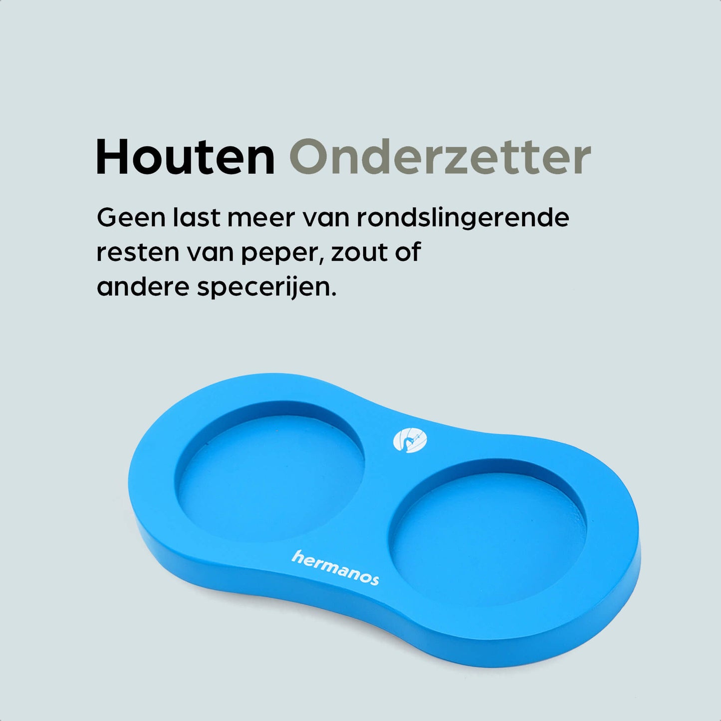 Blauwe houten pepermolen en zoutmolen met goudkleurige doppen, geplaatst op een blauwe standaard met het merk hermanos. Ideaal voor keukengereedschap en decoratieve keukenaccessoires.