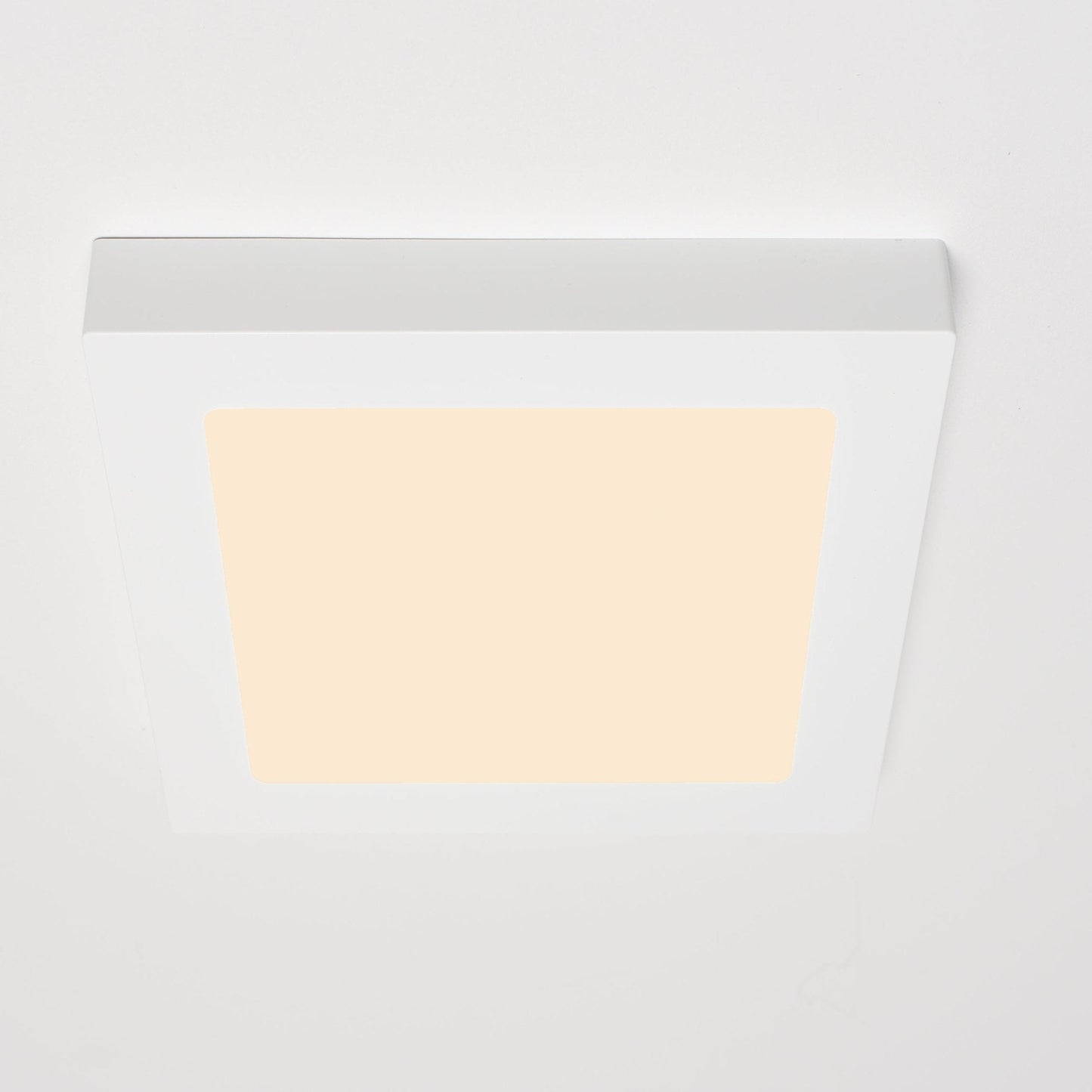 Een witte, vierkante LED-downlight met afneembare kap, geschikt voor zowel oppervlakkige als ingebouwde installatie. Perfect voor moderne woon- en werkomgevingen met dimbaar licht.