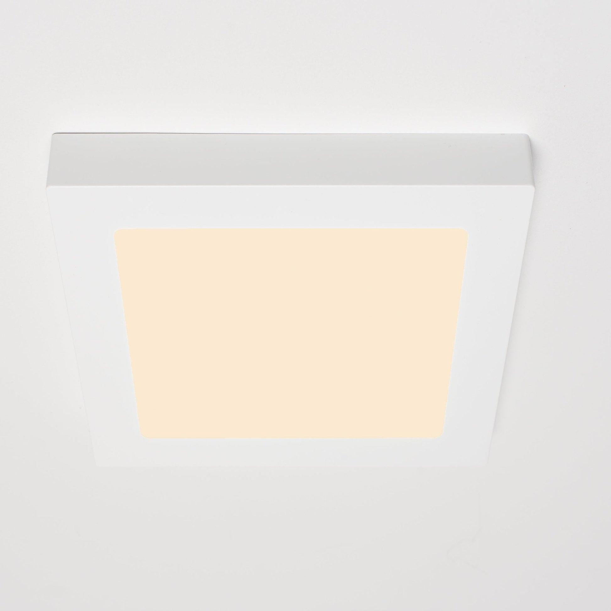 Een witte, vierkante LED-downlight met afneembare kap, geschikt voor zowel oppervlakkige als ingebouwde installatie. Perfect voor moderne woon- en werkomgevingen met dimbaar licht.