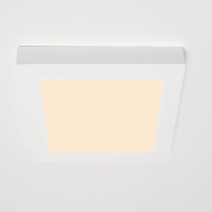 Een witte, vierkante LED-downlight met afneembare kap, geschikt voor zowel oppervlakkige als ingebouwde installatie. Perfect voor moderne woon- en werkomgevingen met dimbaar licht.