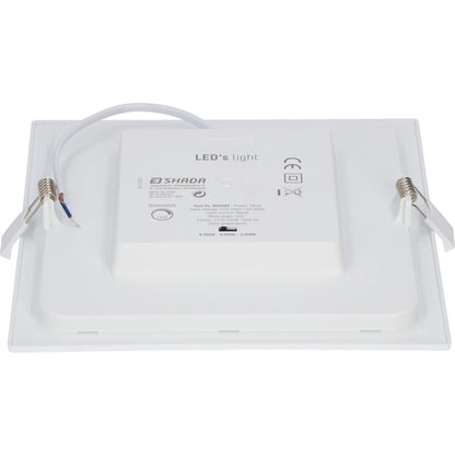 Een witte, vierkante LED-downlight met afneembare kap, geschikt voor zowel oppervlak- als ingebouwde installatie. Perfect voor moderne woon- en werkomgevingen met dimmbaar licht.