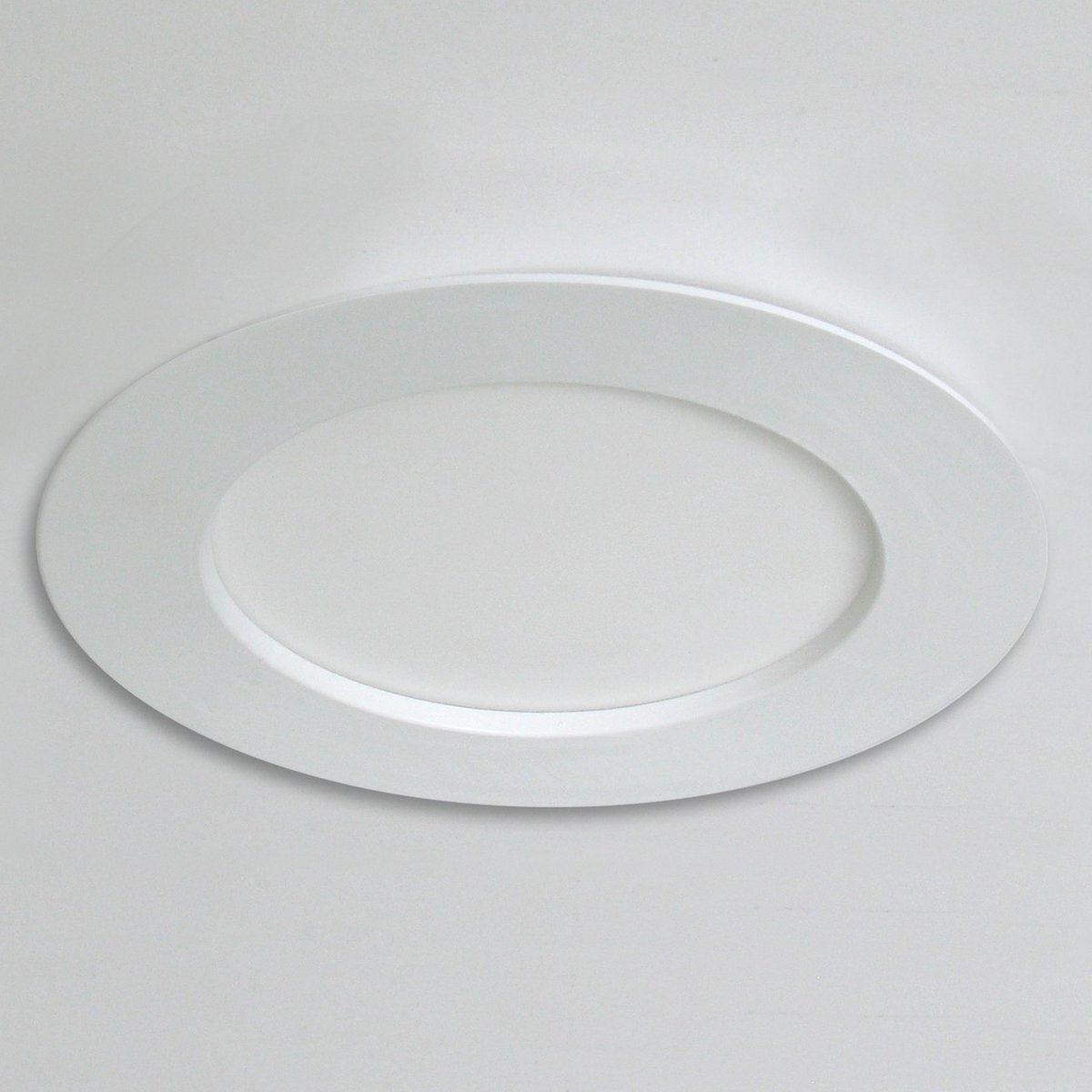 Een witte, ronde LED-downlight met zichtbare zilverkleurige rand, naast zijn verpakking. Geschikt voor zowel oppervlakkige als ingebouwde installatie in woon- en kantoorruimtes.