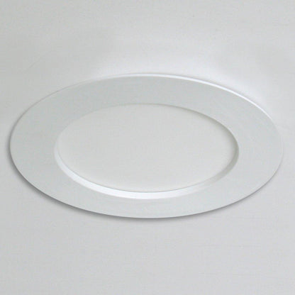 Een witte, ronde LED-downlight met zichtbare zilverkleurige rand, naast zijn verpakking. Geschikt voor zowel oppervlakkige als ingebouwde installatie in woon- en kantoorruimtes.