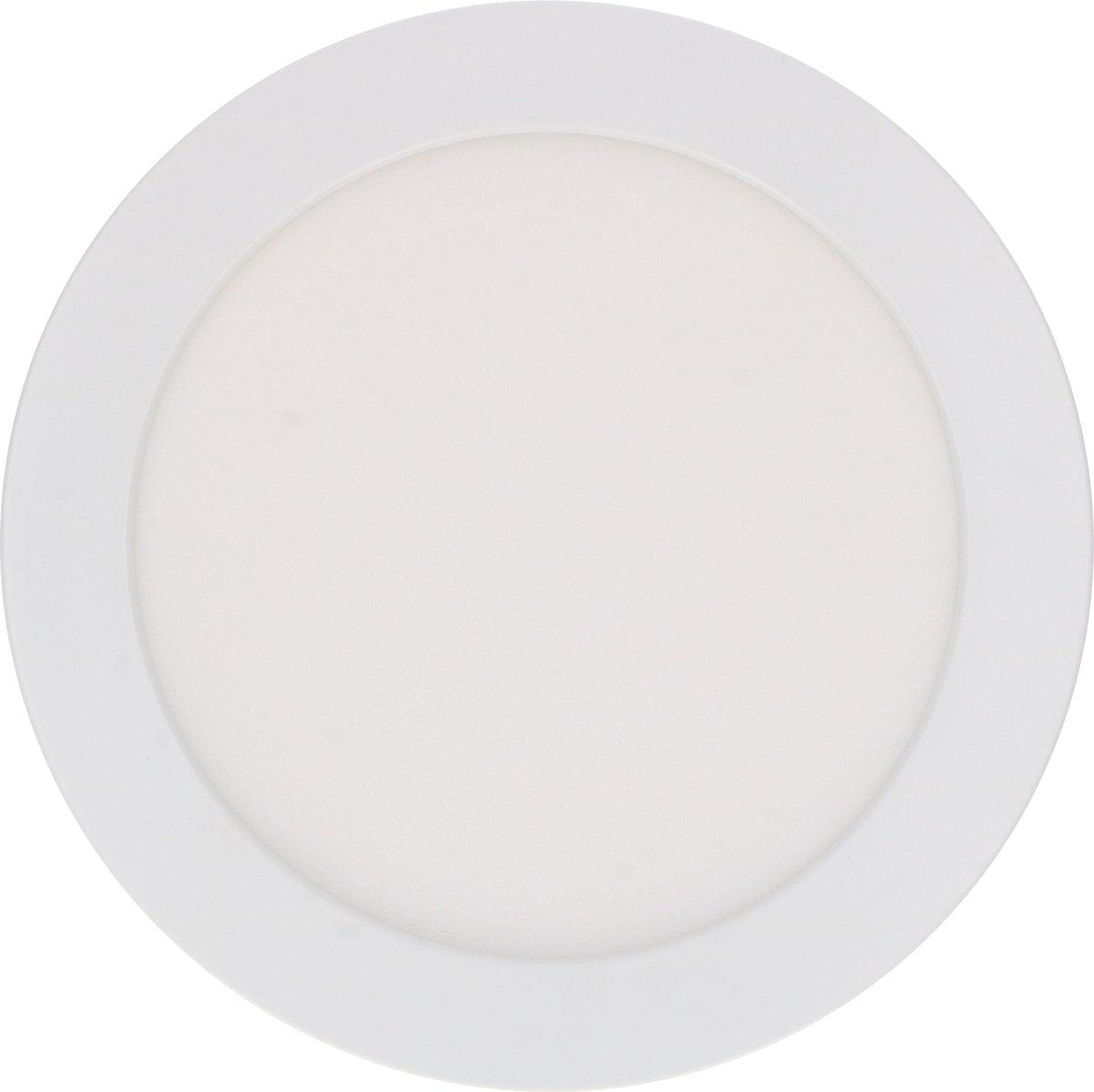 Een witte, ronde LED-downlight met zichtbare zilverkleurige rand, naast zijn verpakking. Geschikt voor zowel oppervlakkige als ingebouwde installatie in woon- en kantoorruimtes.