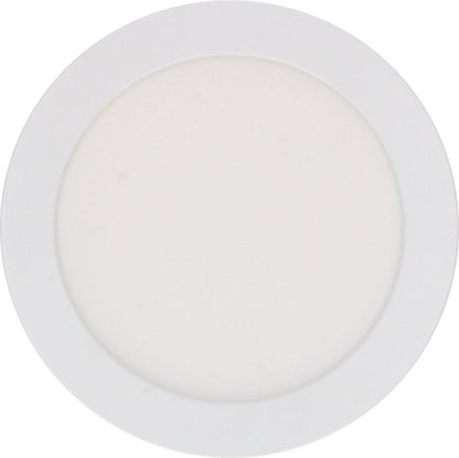 Een witte, ronde LED-downlight met zichtbare zilverkleurige rand, naast zijn verpakking. Geschikt voor zowel oppervlakkige als ingebouwde installatie in woon- en kantoorruimtes.
