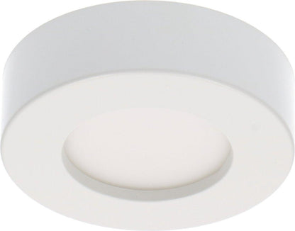 Een witte, ronde, dimbare LED-downlight met zichtbare zilverkleurige rand, naast zijn verpakking met technische specificaties. Geschikt voor zowel oppervlakkige als ingebouwde installatie in woon- en werkomgevingen.