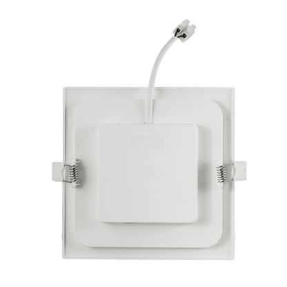 Een witte, vierkante plafondlamp met gladde LED-oppervlakte en zichtbare montagebeugels, geschikt voor moderne interieurs. Ideaal voor energiezuinig verlichting in woon- en kantoorruimtes.