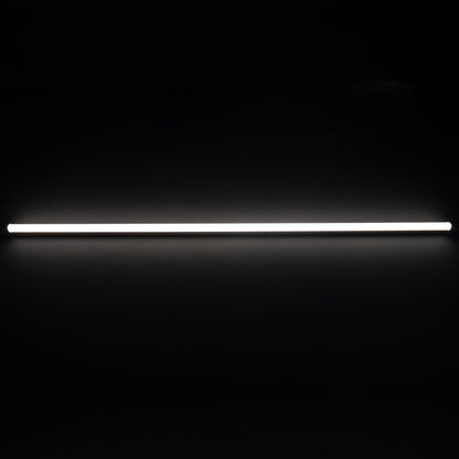 Drie witte LED-lampen met glanzende plastic kapjes, geschikt voor energiezuinige verlichting in kantoren en huishoudens. Modern ontwerp met schone lijnen voor professionele en minimalistische ruimtes.