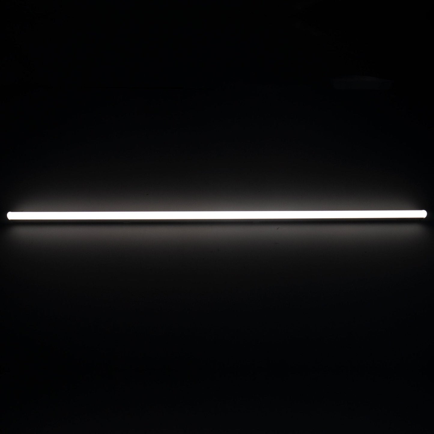 Een witte LED-buis met zichtbare aansluiting, naast een gouden verpakking met technische specificaties. Geschikt voor energiezuinige verlichting in kantoren en huishoudens.