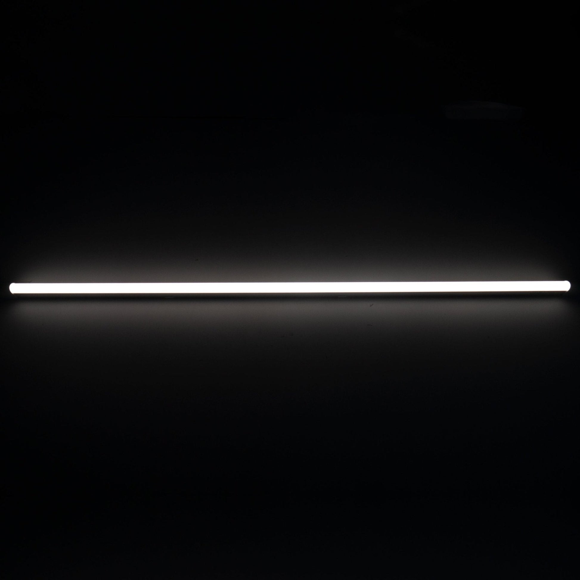 Een witte LED-buis met zichtbare aansluiting, naast een gouden verpakking met technische specificaties. Geschikt voor energiezuinige verlichting in kantoren en huishoudens.