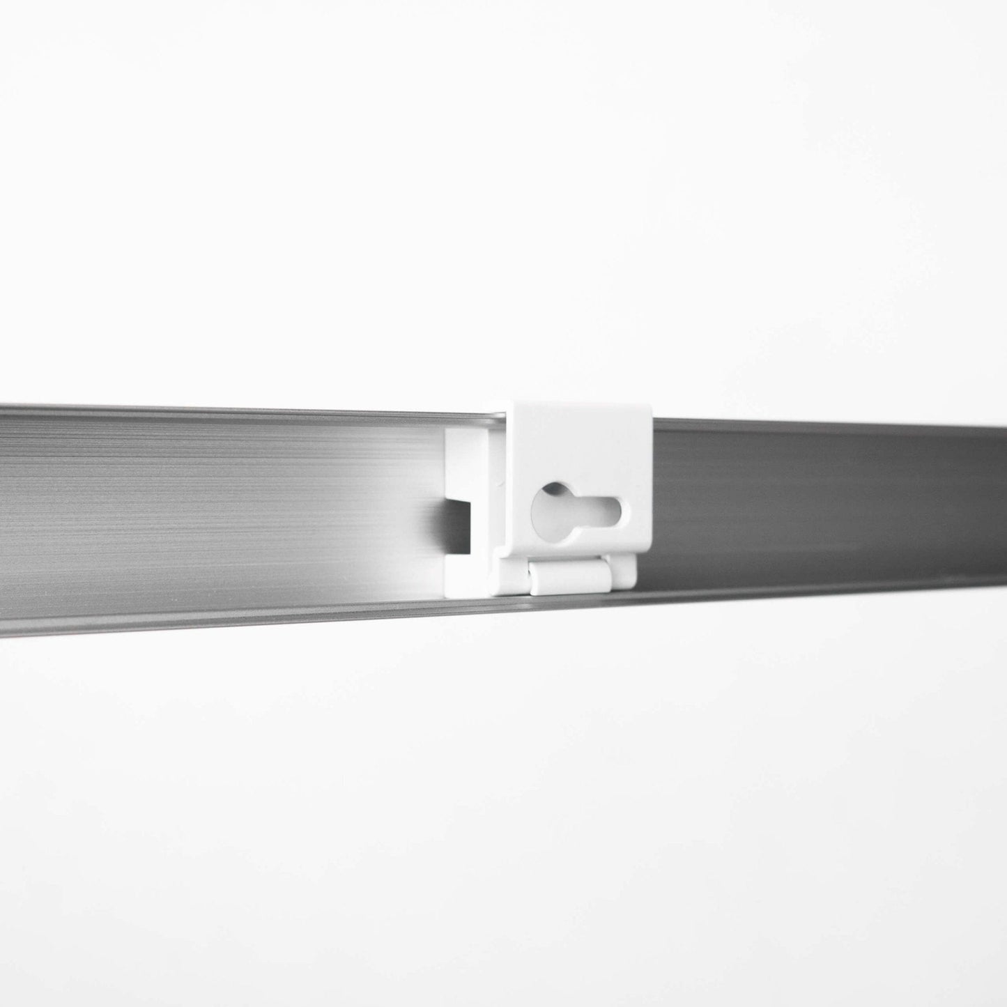 Drie witte LED-lampen met glanzend oppervlak en zichtbare aansluitingen, geschikt voor energiezuinige verlichting in kantoren en huishoudens. Perfect voor moderne, efficiënte verlichting in interieurs.