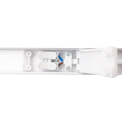 Een witte LED-buis met afgeronde hoeken en een glanzend oppervlak, naast een gouden verpakking met technische specificaties. Geschikt voor energiezuinige verlichting in kantoren en woonruimtes.
