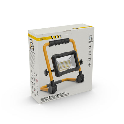 Een robuuste, gele LED werklicht met zwart frame en verstelbare voeten, geschikt voor bouw- en reparatiewerkzaamheden. Zichtbare LED-matrix en handvat voor gemakkelijke transport en stabiliteit.