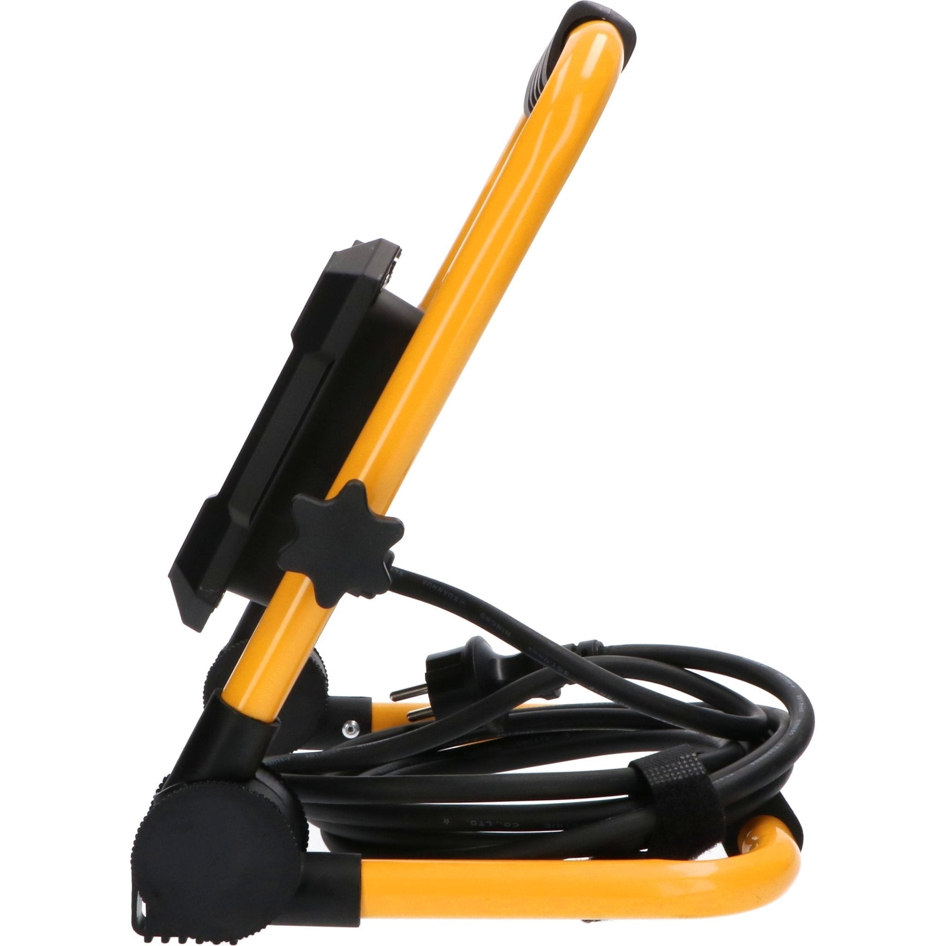 Een robuuste, gele LED werklamp met zwart frame en verstelbare poten, uitgerust met een handvat en schakelaar, geschikt voor bouw- en reparatiewerkzaamheden.