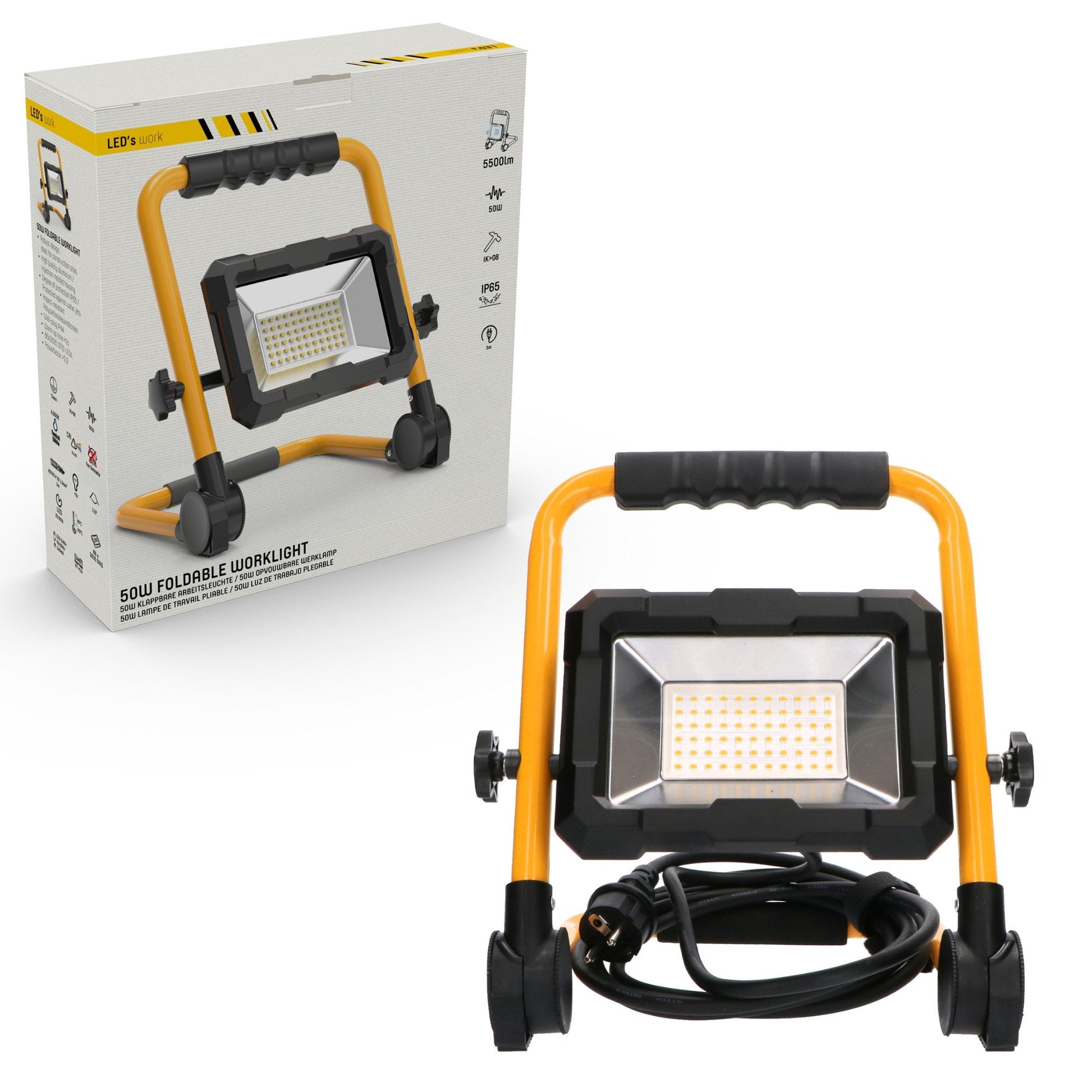 Een robuuste, gele LED werklamp met zwart frame en verstelbare poten, uitgerust met een handvat en schakelaar voor gebruik op bouwplaatsen of in garage. Geschikt voor professioneel of thuisgebruik.