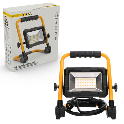 Een robuuste, gele LED werklamp met zwart frame en verstelbare poten, uitgerust met een handvat en schakelaar voor gebruik op bouwplaatsen of in garage. Geschikt voor professioneel of thuisgebruik.