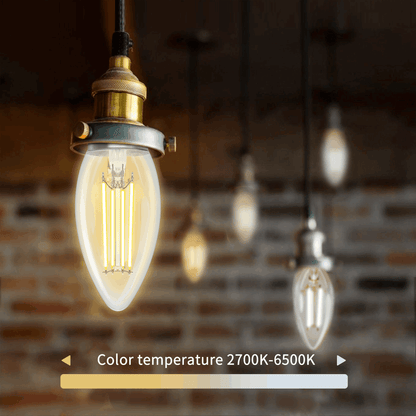 Een glazen, kandelaarvormige LED-lamp met zichtbare filamenten en zilverkleurige E14-schroefdraad. Geschikt voor warme tot koele witte lichtkleur, ideaal voor moderne interieurs en mobiele app-gebruik.