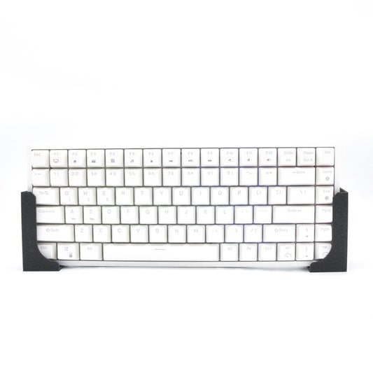 Een witte mechanische toetsenbord met zichtbare toetsen en een zwart houderframe, geschikt voor gaming en productiviteit.