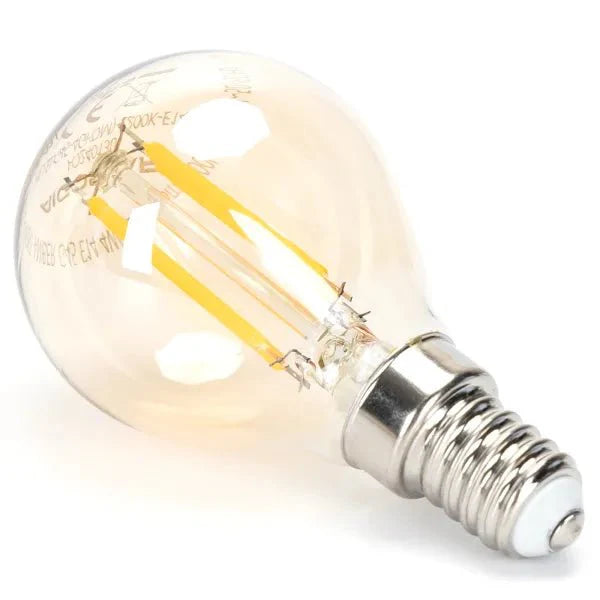 Een klassieke, glazen filamentlamp met goudkleurige draden en zilverkleurige E14-schroefdraad, geschikt voor warme, sfeervolle verlichting in vintage interieurs of als decoratief accent.