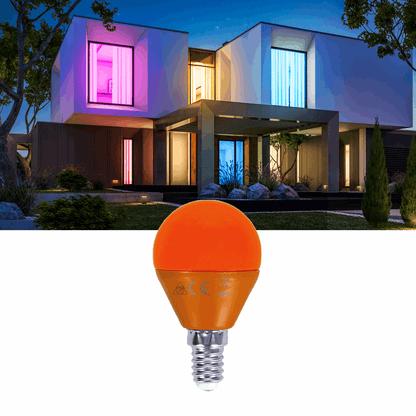 Oranje LED-lamp met E14-schroefdraad, glanzend plastic kap en zichtbare CE-keurmerken. Perfect voor moderne huisverlichting en nachtverlichting in een luxe woning.