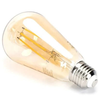 Een klassieke, amberkleurige LED-lamp met filamentverlichting en zichtbare E27-schroefdraad. Geschikt voor vintage interieurs en warme sfeercreatie in woon- en decoratieruimtes.
