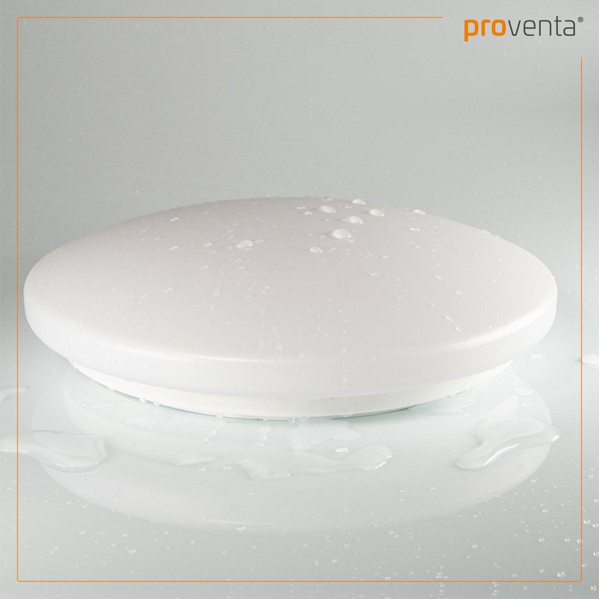 Een witte, ronde LED-plafondlamp met glad oppervlak en zichtbare montagebeugels, naast haar verpakking met afbeelding van een badkamer. Geschikt voor moderne badkamers en woonruimtes met minimalistisch design.