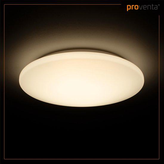 Een witte, ronde LED plafondlamp met glad oppervlak, geplaatst naast haar verpakking. Geschikt voor moderne badkamers of woonkamers met minimalistisch interieur.