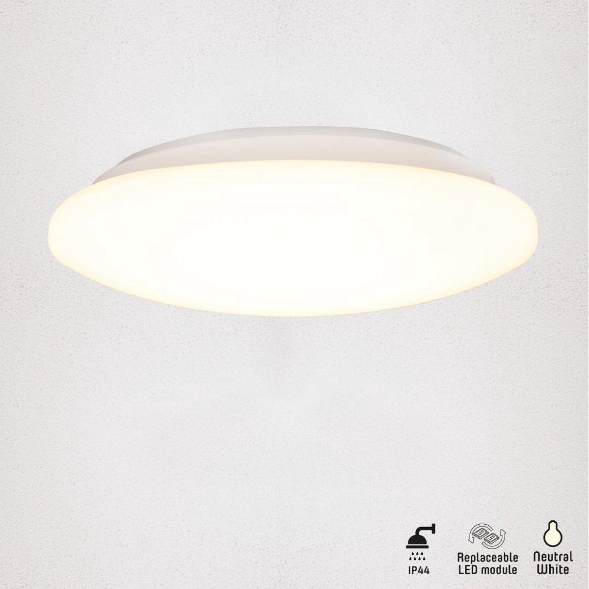 Een witte, ronde LED-plafondlamp met glad oppervlak en zichtbare montagebeugels, naast haar verpakking voor badkamer- of woonruimteverlichting.