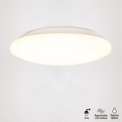 Een witte, ronde LED-plafondlamp met glad oppervlak en zichtbare montagebeugels, naast haar verpakking voor badkamer- of woonruimteverlichting.