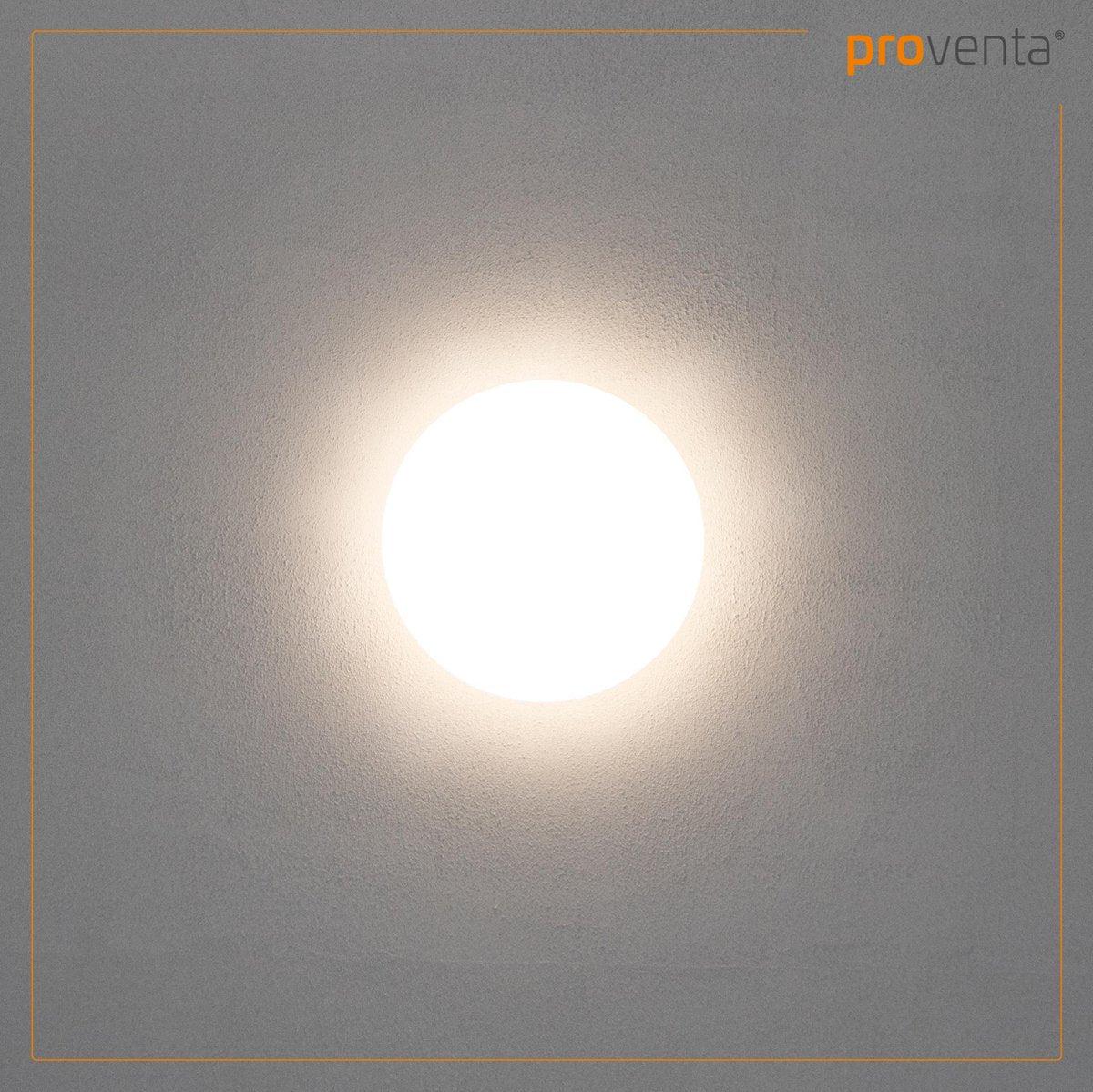 Een witte, ronde LED plafondlamp met glad oppervlak, geplaatst naast haar verpakking. Geschikt voor moderne badkamers of woonruimtes, met zichtbare productdetails op de doos.