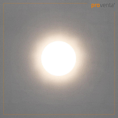 Een witte, ronde LED plafondlamp met glad oppervlak, geplaatst naast haar verpakking. Geschikt voor moderne badkamers of woonruimtes, met zichtbare productdetails op de doos.