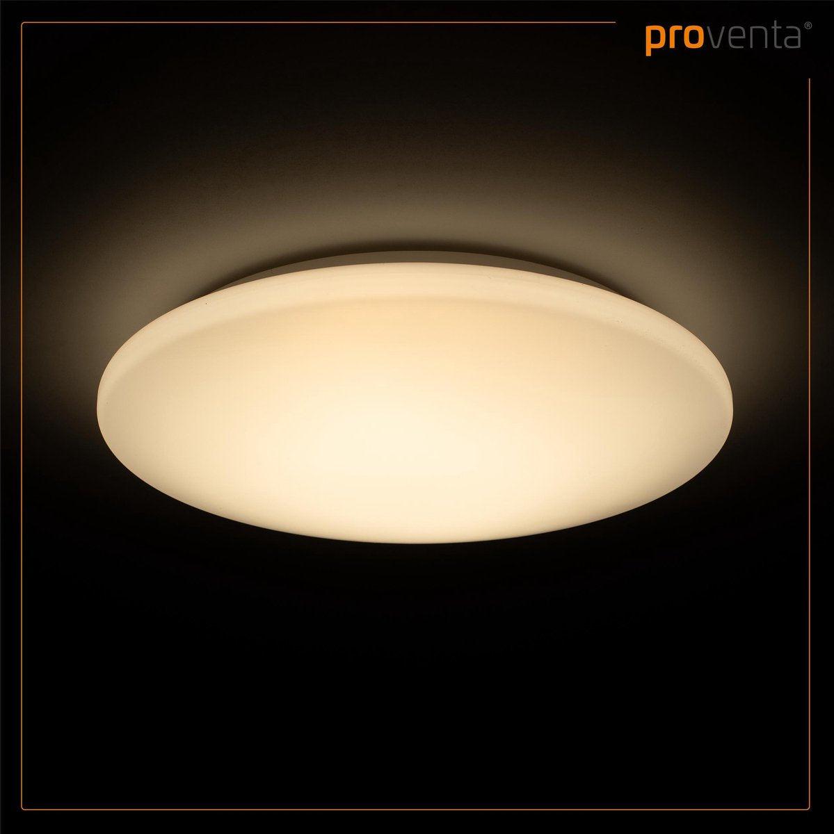 Een witte, ronde plafondlamp met een gladde, mat afwerking en een minimalistisch ontwerp, geschikt voor moderne interieurs. Ideaal voor woonkamer of slaapkamer verlichting.