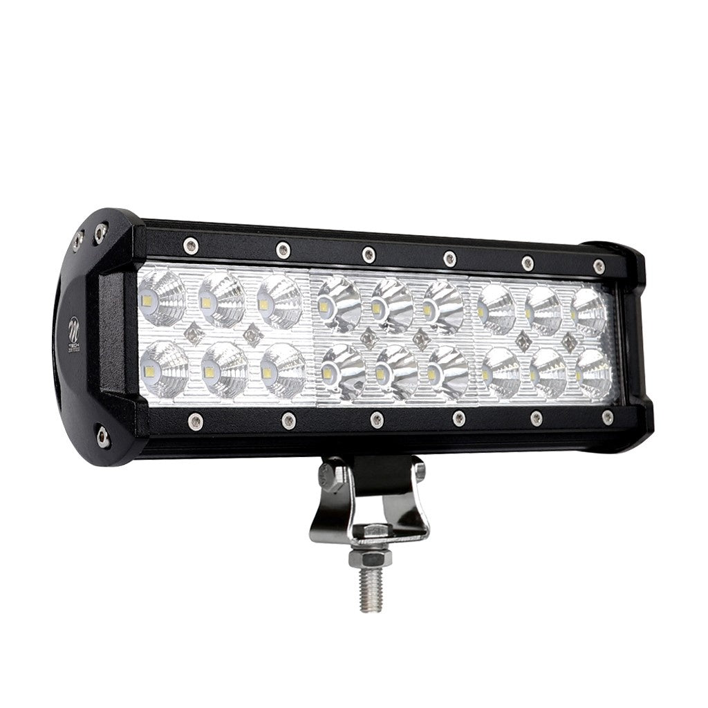 Zwart, rechthoekig LED-verlichtingsapparaat met twaalf zichtbare lichtbronnen en een metalen montagebeugel. Geschikt voor gebruik op terreinvoertuigen en als aanhanglicht.