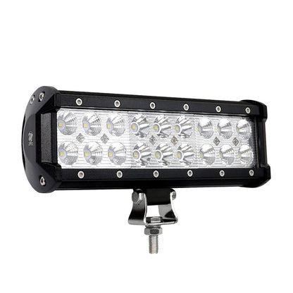Zwart, rechthoekig LED-verlichtingsapparaat met twaalf zichtbare lichtbronnen en een metalen montagebeugel. Geschikt voor gebruik op terreinvoertuigen en als aanhanglicht.