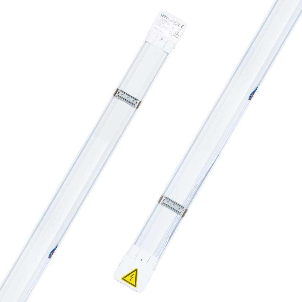 Een witte, rechthoekige bewegingssensorlamp met een glanzend oppervlak en een zichtbare sensormodule. Geschikt voor automatische verlichting in gangen, kantines of buitenruimtes.