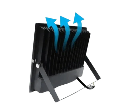 Een zwarte mini floodlight met 50W en IP66-klasse, uitgerust met een witte LED-oppervlakte en zichtbare montagearm. Geschikt voor buitengebruik en nachtverlichting.