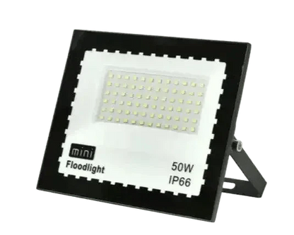 Een zwarte mini floodlight van 50W met IP66 bescherming, uitgerust met een witte LED-oppervlakte en een verstelbare beugel voor buitenverlichting. Geschikt voor tuin- en terrasverlichting.