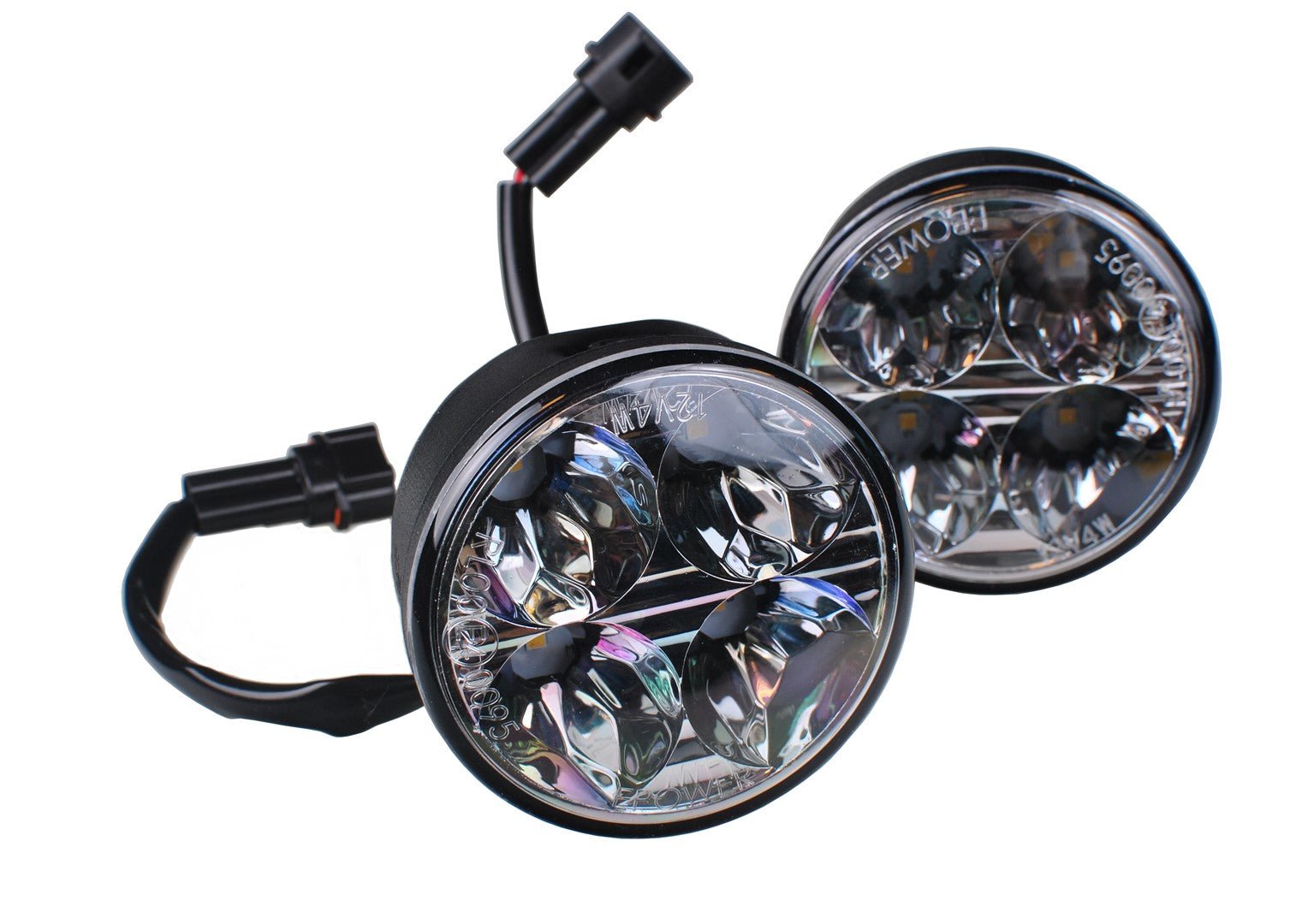 Zwart, ronde LED-verlichting met vier heldere lichtbronnen en glazen lens, voorzien van zwarte stekkerkabels. Geschikt voor gebruik als achterlicht of koplamp op voertuigen.