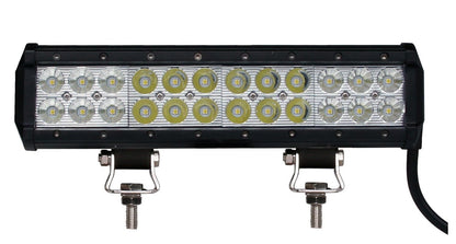 Zwarte LED-verlichting met 24 lichtbronnen, inclusief zilveren montagebeugels en een kabel. Geschikt voor gebruik op terreinvoertuigen en off-road toepassingen.