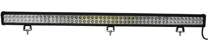 Zwarte LED-verlichtingsstang met 36 lichtbronnen, zichtbare metalen bevestigingsklemmen en een kabel aan de rechterkant, geschikt voor gebruik op terreinvoertuigen of als aanhangwagenverlichting.