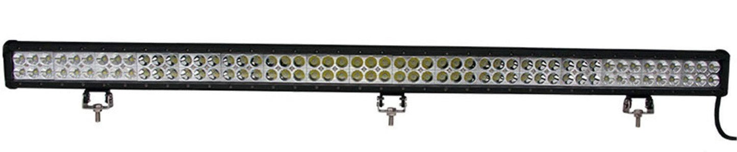 Zwarte LED-verlichtingsbalk met 48 lichtbronnen, zichtbare montagebeugels en kabel. Geschikt voor gebruik op terreinvoertuigen of als aanhanglicht.