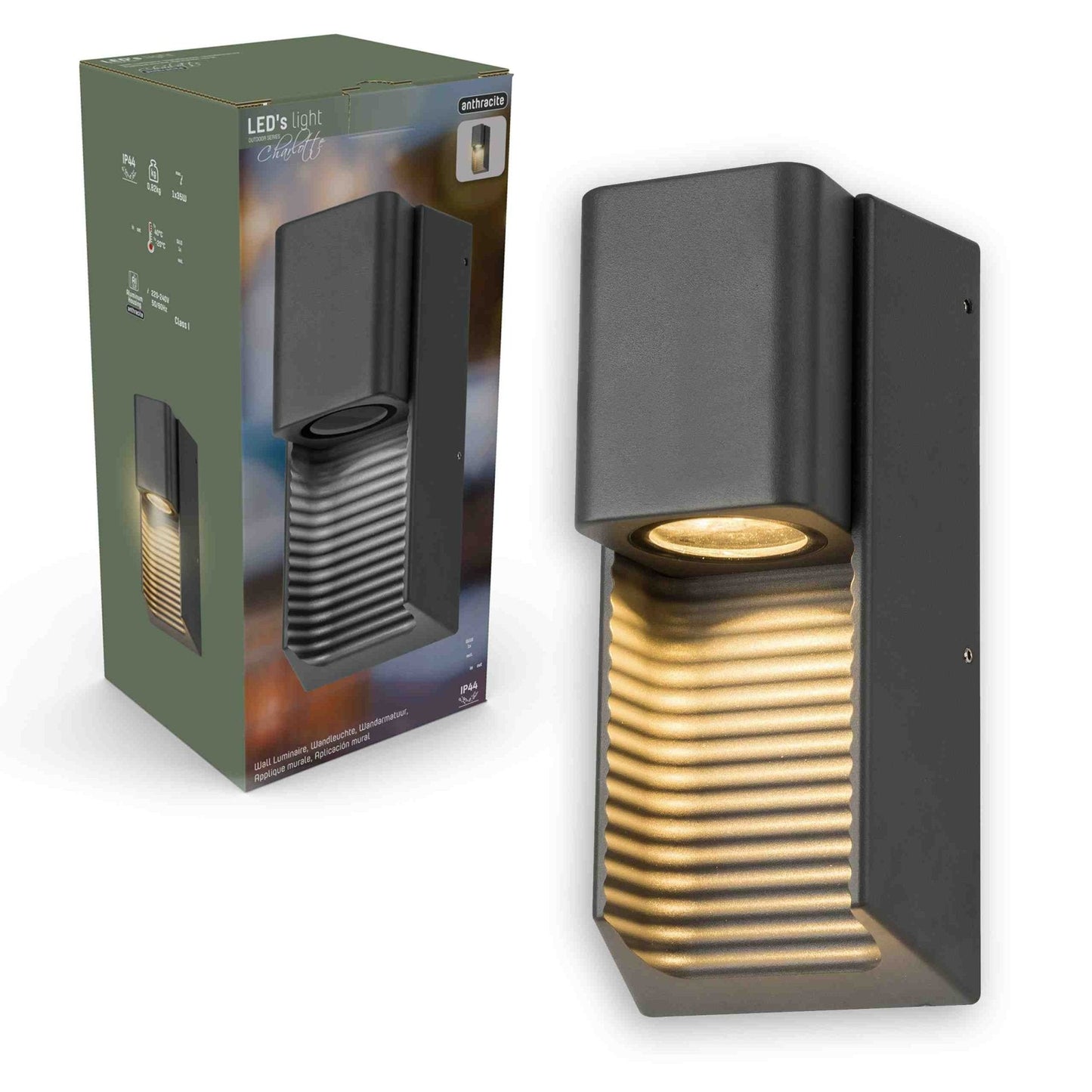 Zwart buitenlamp met horizontale lamellen, die warm licht werpt op een houten schutting. Ideaal voor tuinverlichting en nachtelijke sfeercreatie.